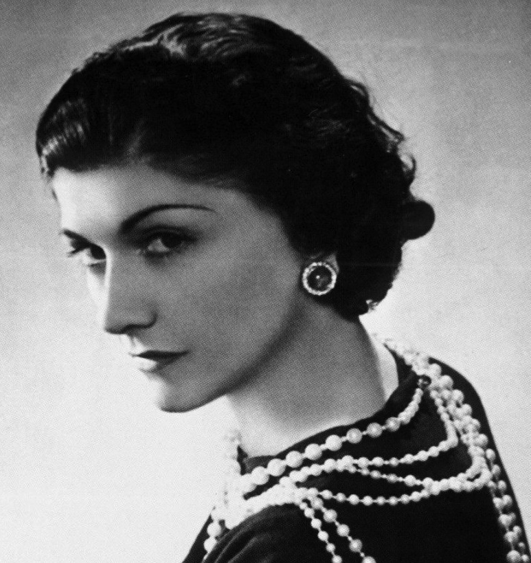 Gabrielle Chanel revolucionou não só na maneira como as mulheres se vestiam como também no corte de cabelo mais curtinho. O estilo de cabelo curto que ganhou seu nome  é copiado até hoje 