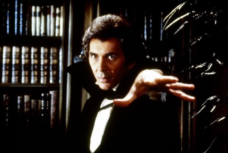 Frank Langella viveu o vampirão nesta nova adaptação do romance de Bram Stoker, escrito em 1897