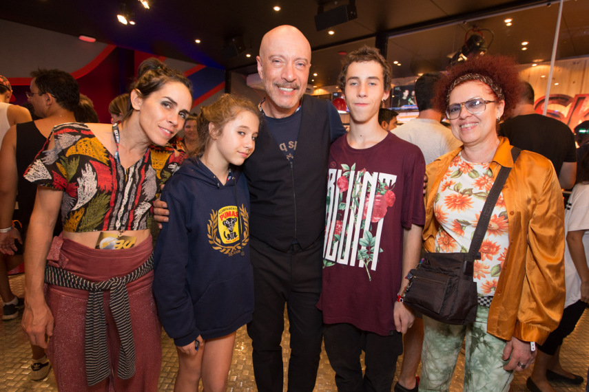 Taciana Barros e Edgard Scandurra, com filhos, e Sandra Coutinho