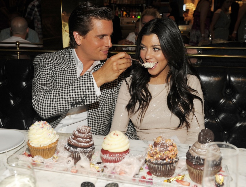 Era de conhecimento de todos na família Kardashian que Kourtney e Scott não mantinham um relacionamento exclusivista. Tanto que quando a mãe da moça começou a desconfiar das escapadas do genro, foi conversar com a filha e Kourtney lhe fez a revelação. Eles tinham um acordo, mas parece que o playboy quebrou e feio as regras e eles se separaram recentemente 