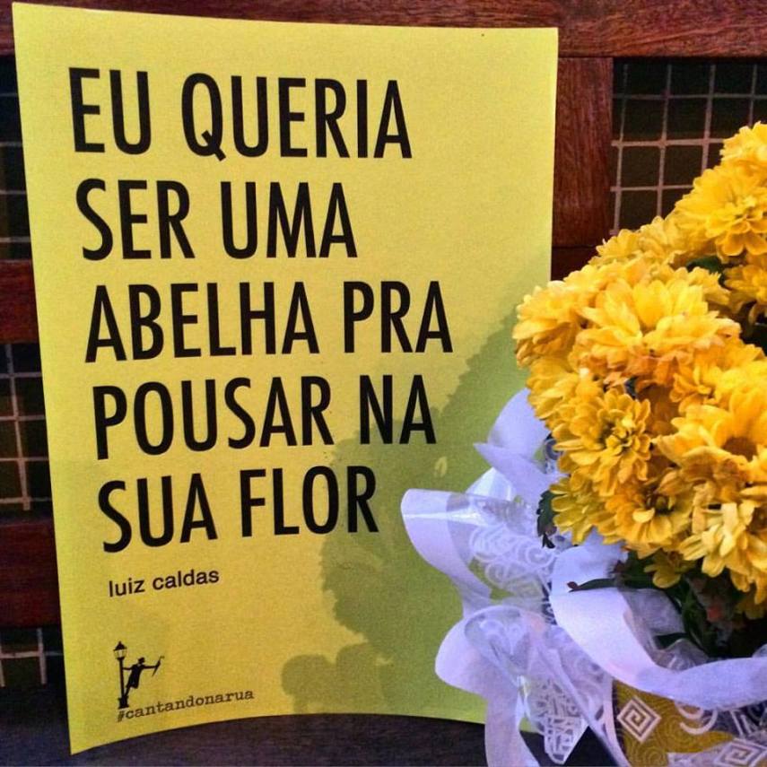 A maioria dos cartazes estão nos postes, mas esse clássico do cancioneiro de Luiz Caldas está no escritório da Fabiola. ♩ ♫ haja amor, haja amor ♩ ♫
