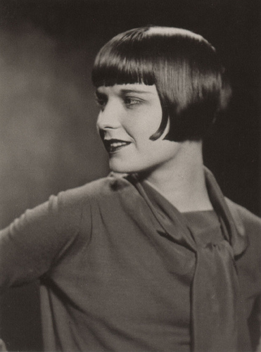 A atriz norte-americana, uma das mais influentes da sua geração deixou uma características inesquecível: o corte de cabelo liso e curto, que lançou moda e tornou-se um ícone dos anos 20 