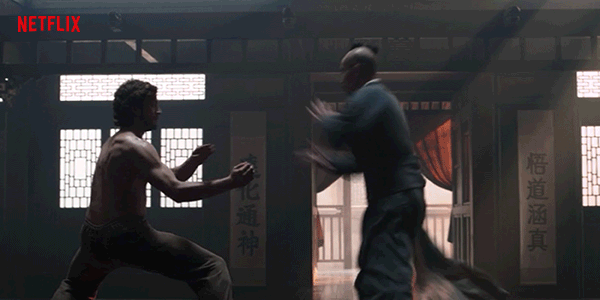 Isto tudo aconteceu logo no terceiro capítulo: Enquanto Cem Olhos é reverenciado por seu domínio das artes marciais, Jia Sidao é criticado por admirar lutas entre insetos. Mas um soldado está prestes a descobrir que a técnica do louva-a-deus não é motivo para piada.