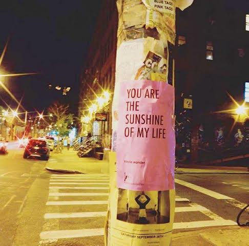 Pensa os nova-iorquinos cantando: ♩♫ You are the sunshine of my life That's why I'll always be around, You are the apple of my eye Forever you'll stay in my heart ♫