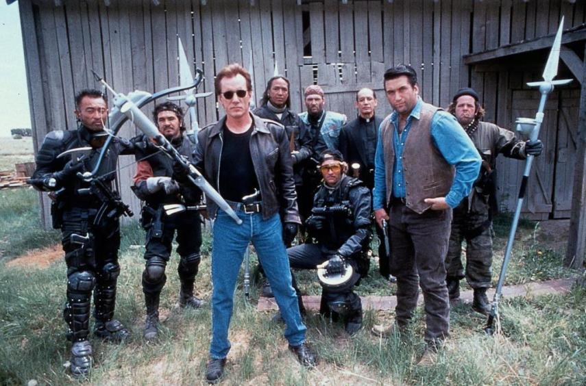 O mestre do horror John Carpenter fez sua versão dos vampiros neste filme onde um grupo de caçadores é contratado pelo Vaticano para liquidar os mordedores
