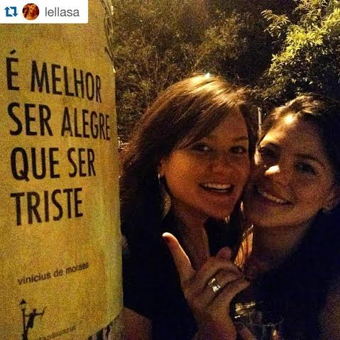 ♫ Alegria é a melhor coisa que existe / É assim como a luz no coraçãooo ♫