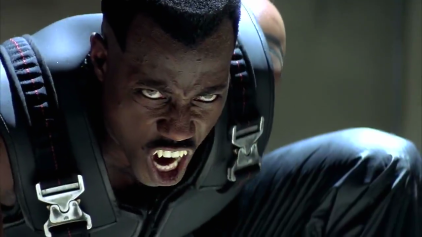 Wesley Snipes marcou pontos vivendo Blade, meio vampiro e meio humano, que tenta exterminar os vampiros da face da terra. O personagem vinha das HQs da Marvel e o filme ganhou duas sequências, além de uma série de TV