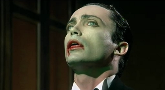 Drácula em versão Andy Warhol? Sim, o pai da Pop Art produziu este filme dirigido por Paul Morrissey, com o ator Udo Kier como o sanguessuga. O elenco cult e o clima trash cool dão o charme necessário