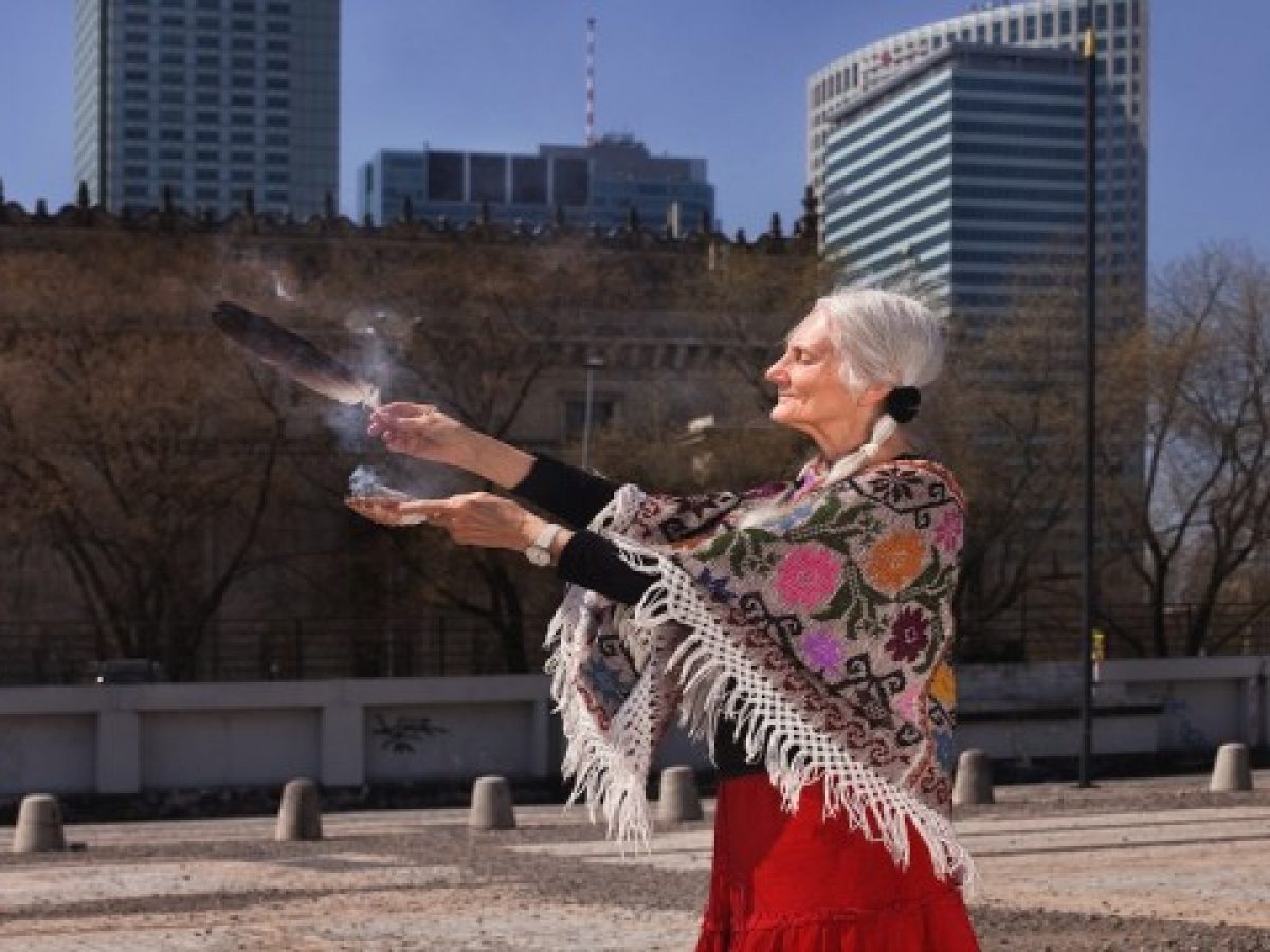 Fotógrafa revela como são as bruxas modernas da Polônia ~ Resumo