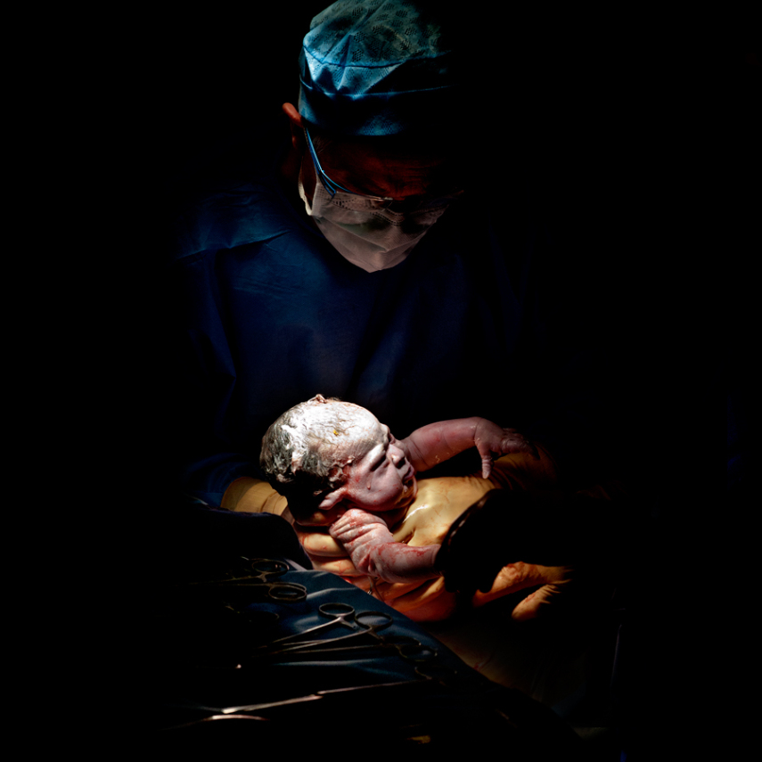 Fotógrafo captura o momento em que bebês começam a respirar fora da barriga da mãe