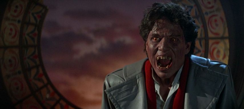 Um clássico dos anos 80, trazendo Chris Sarandon como um vampiro bissexual e chiquérrimo, que tenta destruir seu vizinho adolescente antes que este (ajudado pelo apresentador de um programa trash de TV sobre filmes de terror) o destrua primeiro