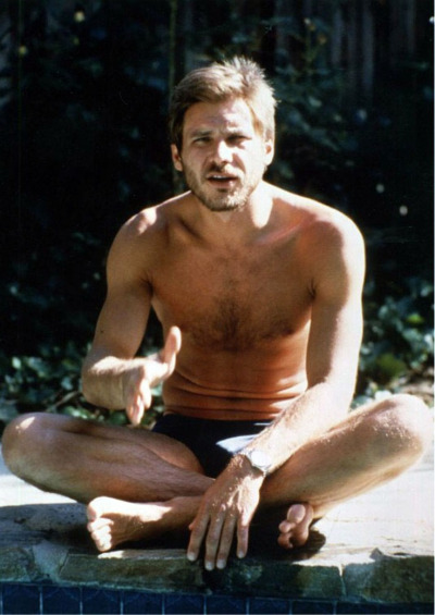 Fala sério: esse Harrison Ford novinho é idêntico ao cara! Mesmo sorrisinho torto, não? Os olhos também combinam!