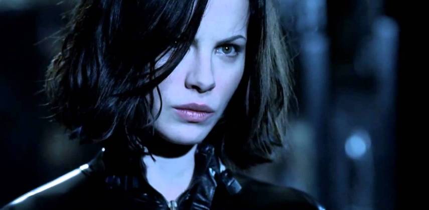 Voltando a Hollywood, esta saga gerou vários filmes, misturando vampiros e lobisomens. No primeiro longa, a vingadora Selene é uma matadora de vampiros