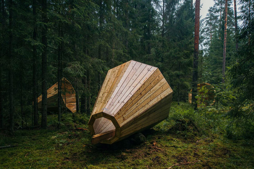 Estudantes de arquitetura espalham megafones de madeira gigantes no meio da floresta, na Estônia
