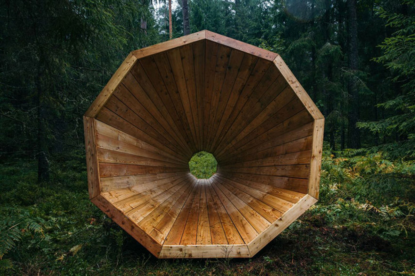 Estudantes de arquitetura espalham megafones de madeira gigantes no meio da floresta, na Estônia