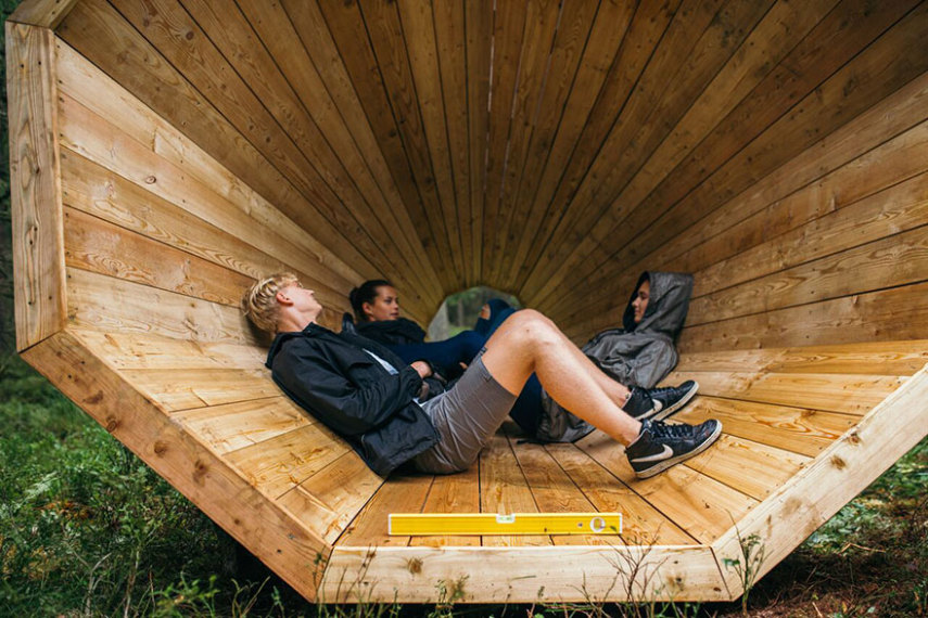 Estudantes de arquitetura espalham megafones de madeira gigantes no meio da floresta, na Estônia