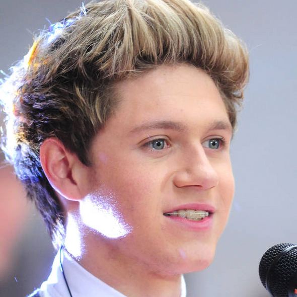 Niall, também do 1D, usava até aparelho na fase mais xóvem da carreira
