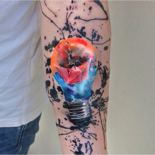 Tatuador tcheco faz seu trabalho diretamente na pele do cliente, seu usar moldes. Precisa confiar, hein?