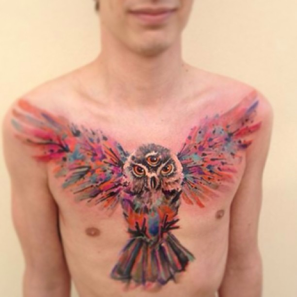 Tatuador tcheco faz seu trabalho diretamente na pele do cliente, seu usar moldes. Precisa confiar, hein?