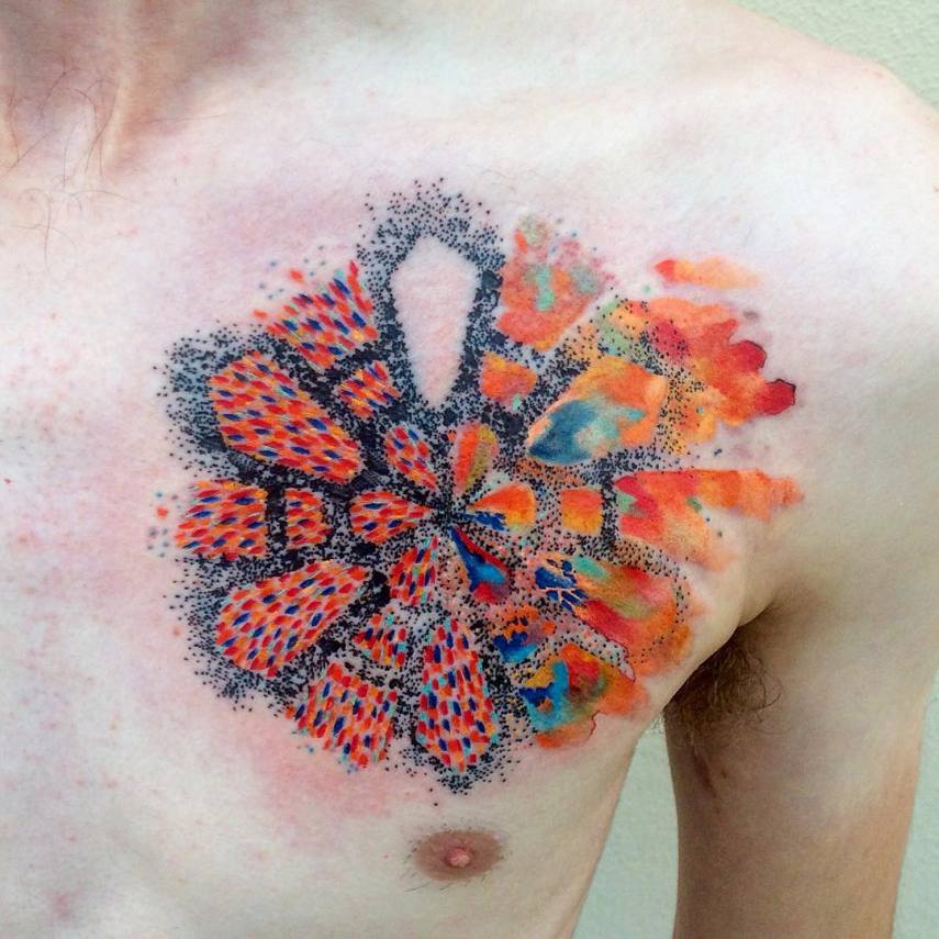 Tatuador tcheco faz seu trabalho diretamente na pele do cliente, seu usar moldes. Precisa confiar, hein?