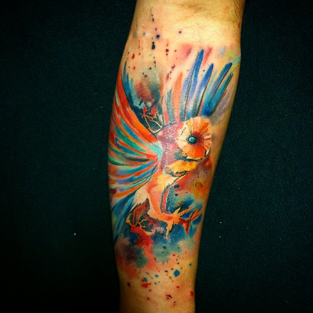 Tatuador tcheco faz seu trabalho diretamente na pele do cliente, seu usar moldes. Precisa confiar, hein?