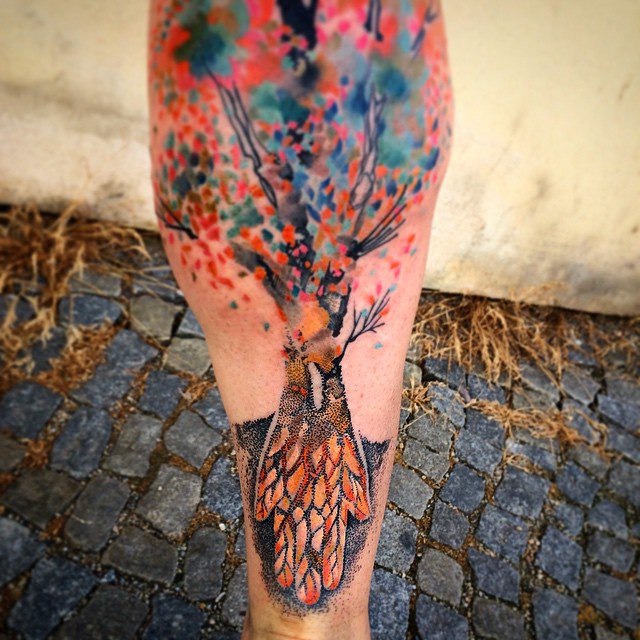 Tatuador tcheco faz seu trabalho diretamente na pele do cliente, seu usar moldes. Precisa confiar, hein?