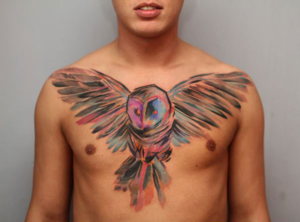 Tatuador tcheco faz seu trabalho diretamente na pele do cliente, seu usar moldes. Precisa confiar, hein?