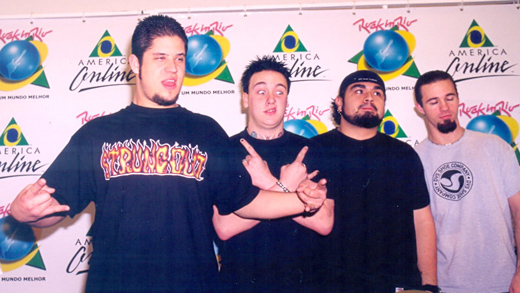 Os meninos do Papa Roach vieram em 2001, ficaram intimidados com o palcão e beberam um pouquinho. Jacoby, o vocalista, até vomitou 'escondido' durante o show, mas a câmera pegou!