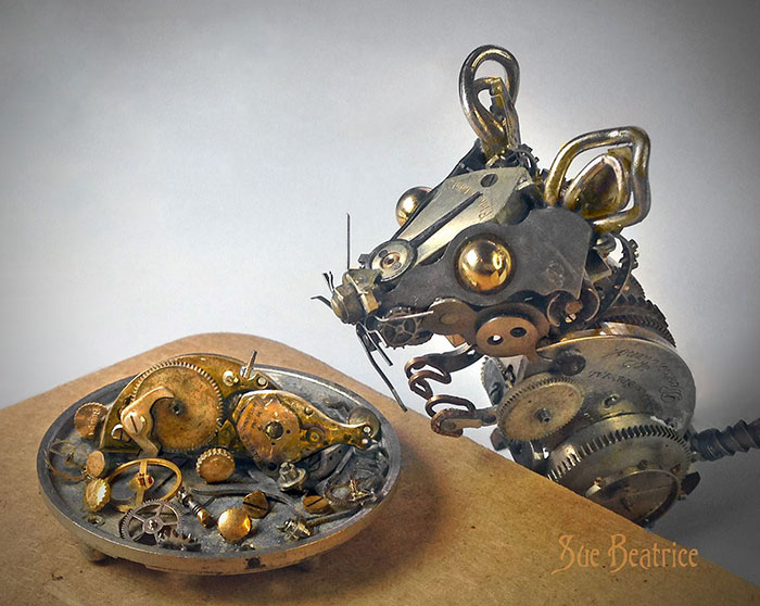 Artista faz esculturas bacanudas com restos de peças de relógios