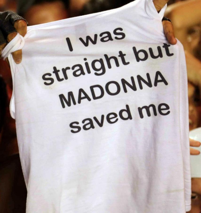 Camiseta exibida por fã de Madonna durante show em São Paulo, em 2012