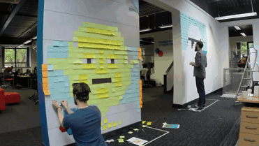 Grupo decorou a parede do escritório fazendo personagens com post-its