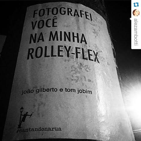 Tem lugar para a bossa nova do maestro Tom Jobim nesse poste em Pinheiros (SP)