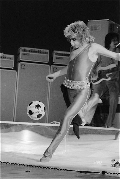 Assim como todo bom inglês, Rod é apaixonado por futebol e bate uma bolinha em cima do palco