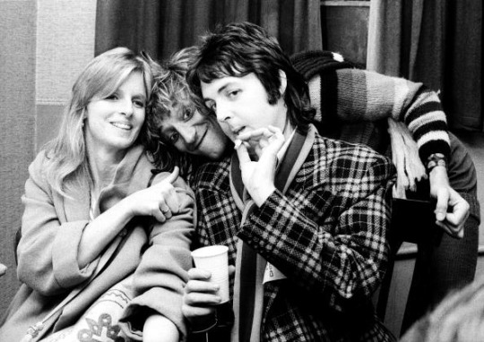 Com Paul e Linda McCartney, em 1974