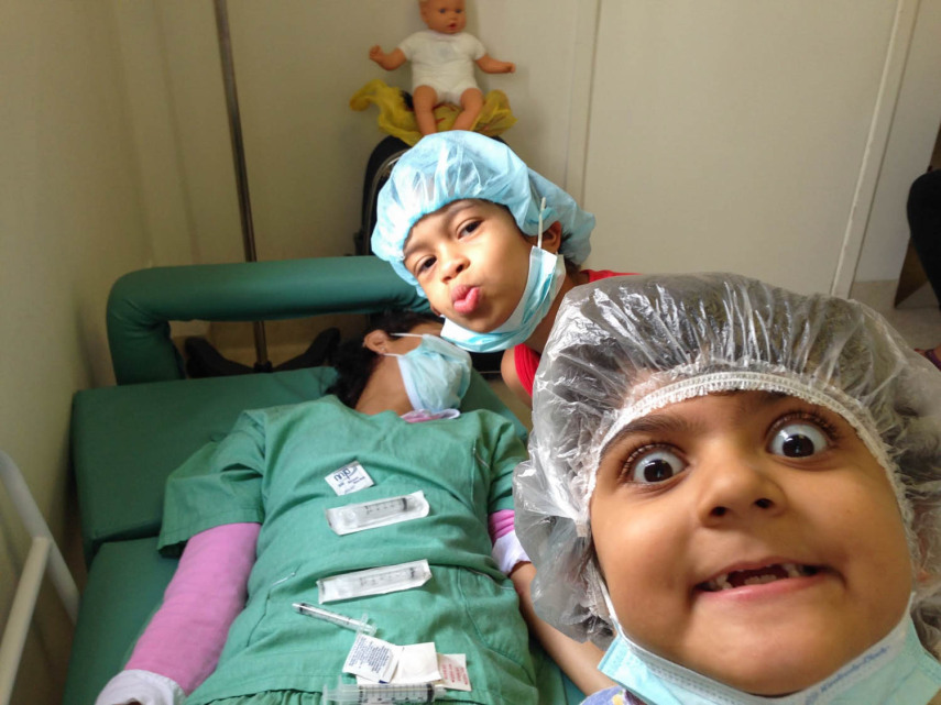 Simone sendo 'operada' pelos pacientinhos do A.C. Camargo