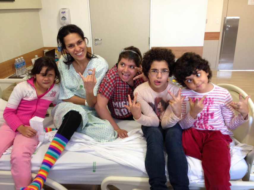 Simone Lehwess e seus pequenos amigos em tratamento, no hospital A.C. Camargo