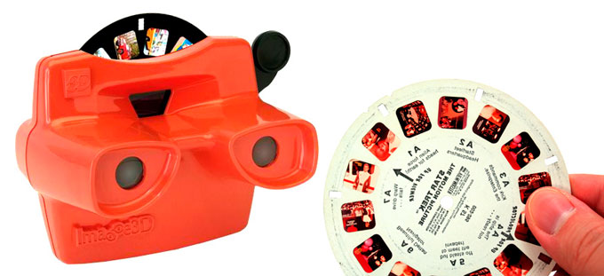 Nada de tecnologia avançada e mini LCDs, esta coisinha brincava com lentes e filmes pra fazer você entrar em mundos. Este tipo de brinquedo existia desde 1939! Tinha “Pequena Sereia”, “Vila Sésamo”, “Duck Tales”, Disneyland e muita coisa bacana pra ficar vendo em 3D