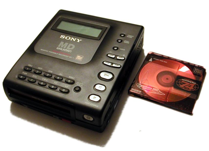 O MD funcionava com um cartuchinho regravável que parecia um disquete de computador. Foi lançado em 1992, na era dos CDs e das fitas cassete, e tinha som digital de qualidade bacana. O problema foi a popularização dos MP3 players, no final dos anos 90, que acabou dando um 'fatality' no formato