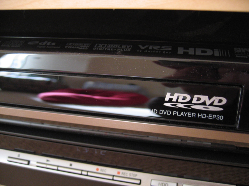 O HD DVD é um formato que antecedeu o Blu Ray, competiu com ele como mídia padrão para vídeos de alta definição e acabou sendo derrotado. O primeiro player de HD DVD, que tinha o mesmo tamanho de um CD, foi lançado em abril de 2006. Em fevereiro de 2008, a Toshiba, única empresa que continuava defendendo o HD DVD, anunciou que descontinuaria a fabricação de players do formato