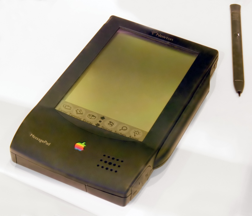 Antes de existir o iPod, a Apple lançou esse computador de mão estranhinho em 1987. Ele tinha dispositivo de reconhecimento de escrita de mão e funcionava, basicamente, como uma agenda eletrônica com aplicativos de calculadora, conversão de medidas, notas e coisas do tipo. O alto preço impediu seu sucesso, e o Newton foi descontinuado em 1998