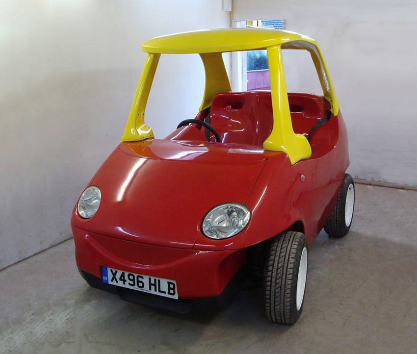 O carro da empresa Attitude Autos é um Daewoo modificado e é inspirado nos carrinhos Little Tikes