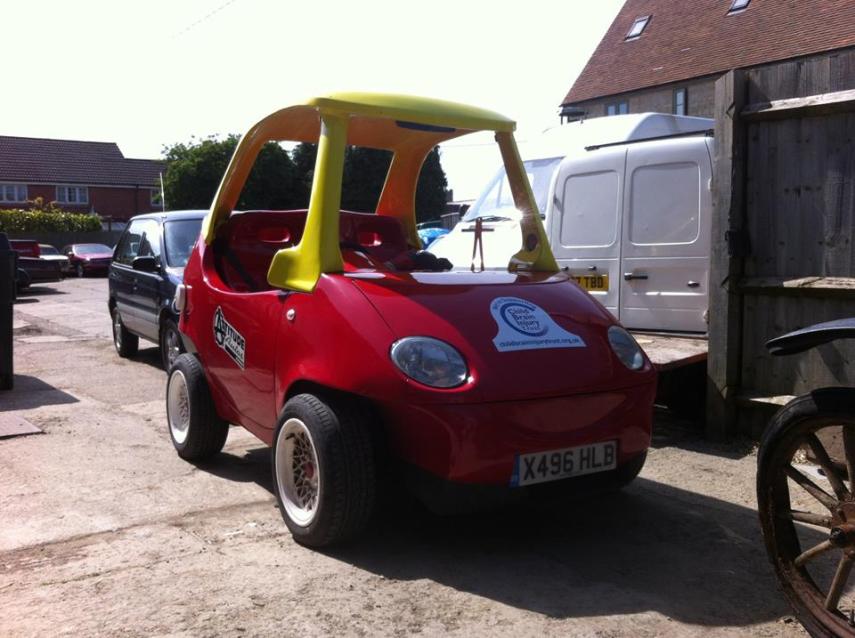 O carro da empresa Attitude Autos é um Daewoo modificado e é inspirado nos carrinhos Little Tikes