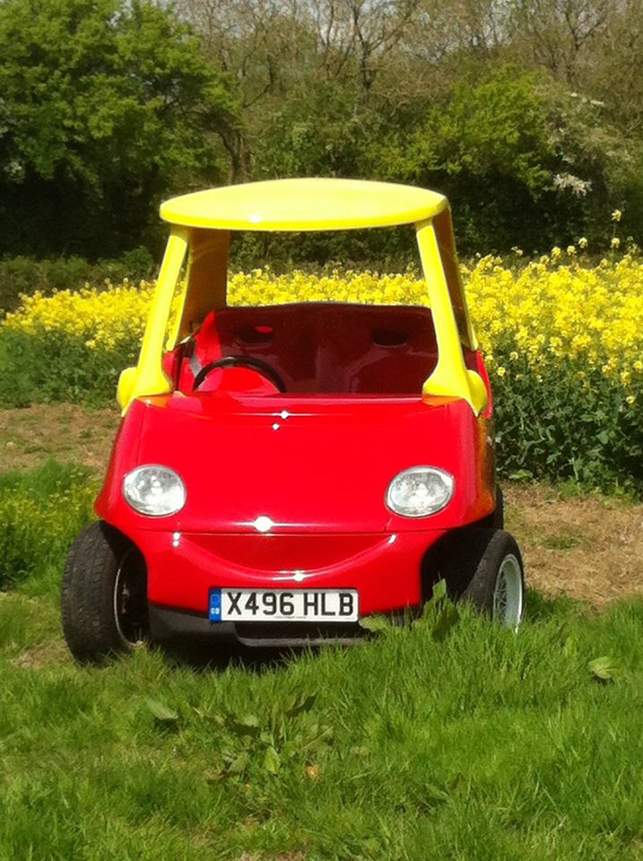 O carro da empresa Attitude Autos é um Daewoo modificado e é inspirado nos carrinhos Little Tikes