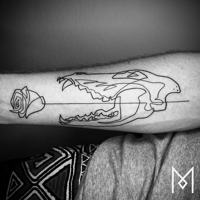 O tatuador Mo Ganji faz desenhos complexamente simples usando apenas linhas contínuas