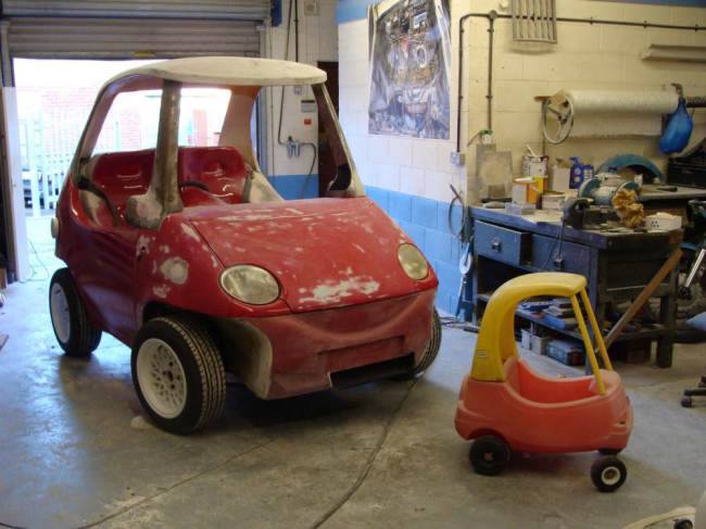 O carro da empresa Attitude Autos é um Daewoo modificado e é inspirado nos carrinhos Little Tikes