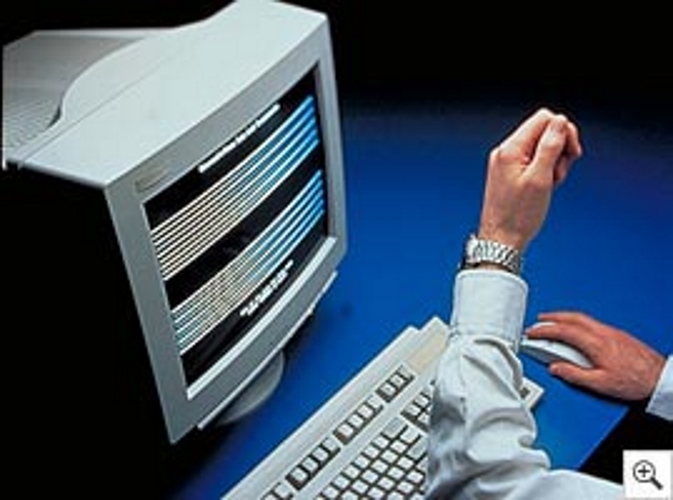 Antes do Blue Tooth, esse relógio de pulso carregava dados de seu computador por meio de uma tecnologia inovadora, mas estranha. Você, basicamente, colocava o relógio na frente da tela do computador, que exibia uma espécie de código de barras e transmitia as informações para o aparelho
