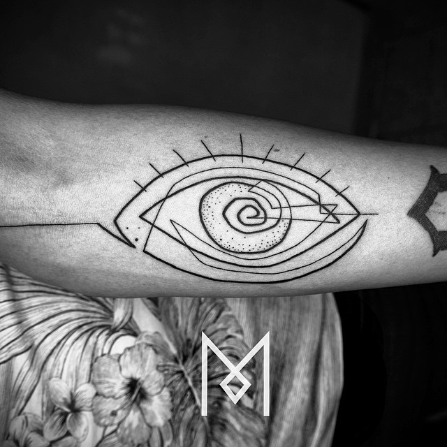 O tatuador Mo Ganji faz desenhos complexamente simples usando apenas linhas contínuas