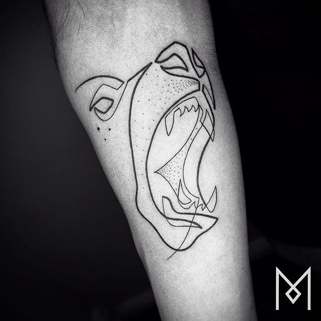 O tatuador Mo Ganji faz desenhos complexamente simples usando apenas linhas contínuas