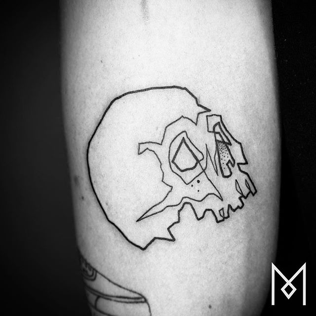 O tatuador Mo Ganji faz desenhos complexamente simples usando apenas linhas contínuas