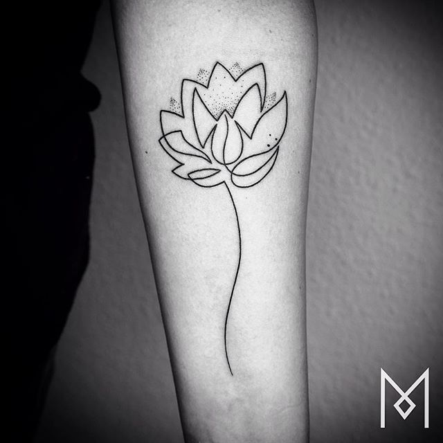 O tatuador Mo Ganji faz desenhos complexamente simples usando apenas linhas contínuas